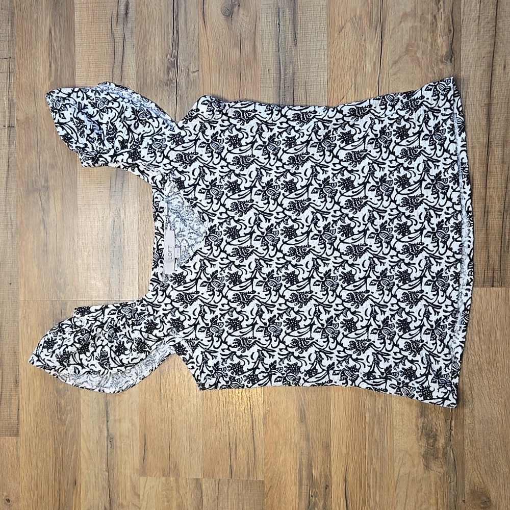 LOFT medium B/W FLORAL TANK WITH FLOWY CAP SLEEVE